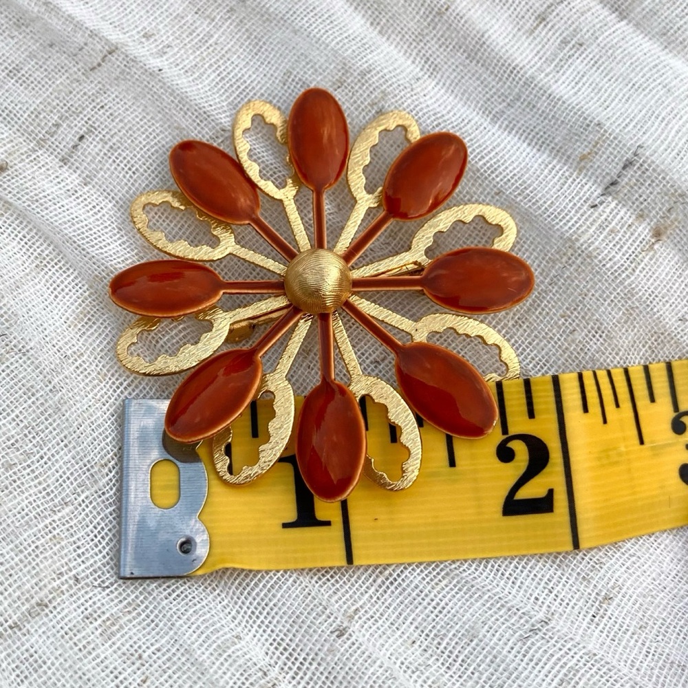 Vintage Enamel Flower Brooch Goldtone Caramel Brown Pinwheel - Picture 3 of 3